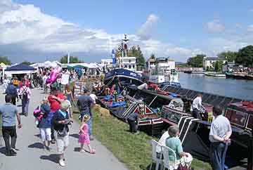 Boats and visitors at Saul Festival 2004